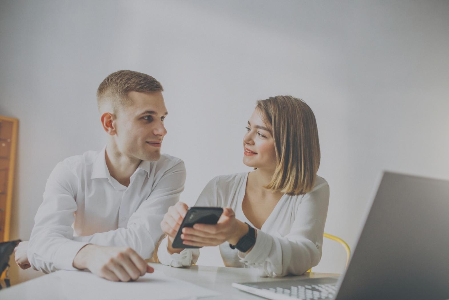 Profesionales en negociación empresarial trabajando estrategias financieras