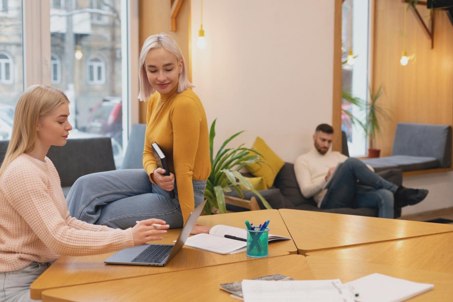 Equipo de rivanoaviro trabajando en estrategias financieras